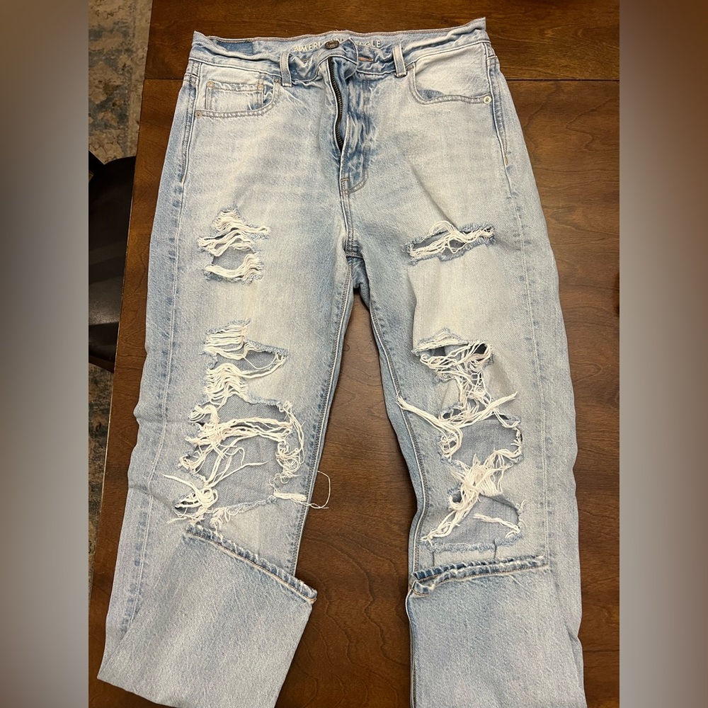 American Eagle mom jeans ripped sz 6